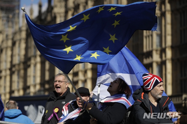 Anti-Brexit remain in the European Union supporters shout slogans during a protest outside the Houses of Parliament in London, Thursday, March 14, 2019. British lawmakers faced another tumultuous day Thursday, as Parliament prepared to vote on whether to request a delay to the country&#039;s scheduled departure from the European Union and Prime Minister Theresa May struggled to shore up her shattered authority. (AP Photo/Matt Dunham)