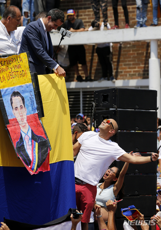 【발렌시아( 베네수엘라)= AP/뉴시스】베네수엘라의 후안 과이도 국회의장이 16일 북부 도시를 돌면서 마두로 퇴진운동을 벌이던 중 지지자들과 인사하고 있다.  