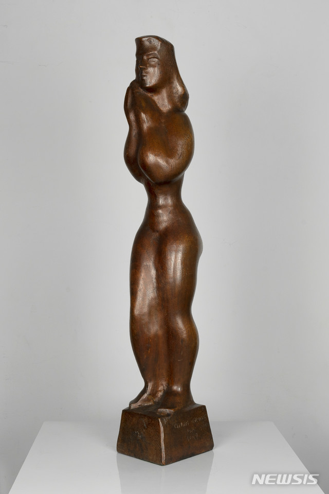 【서울=뉴시스】 Chaim Gross American (1904-1991) Standing Womanwood signed and dated on plinth 25 .5 x 5 x 5 inches