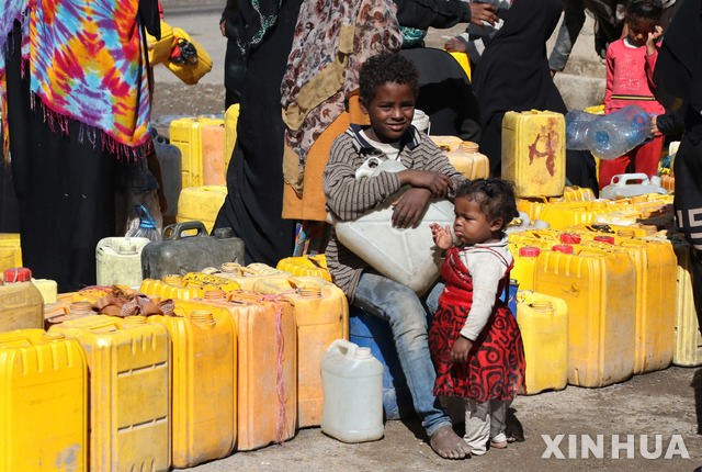 【사나(예멘)=신화/뉴시스】지난달 17일(현지시간) 예멘 수도 사나에 정수 공급난이 계속되는 가운데 어린이들이 물을 받기 위해 순서를 기다리고 있다. 현재 예멘 인구의 절반이 깨끗한 물을 구하지 못할 정도로 식수 상황이 열악하다. 2019.04.19.