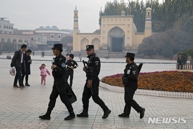 【카슈가르=AP/뉴시스】지난 2017년 11월4일 중국 신장위구르 카슈가르의 모스크(이슬람사원) 앞을 지나는 위구르 보안 순찰대들의 모습. 2019.06.16.
