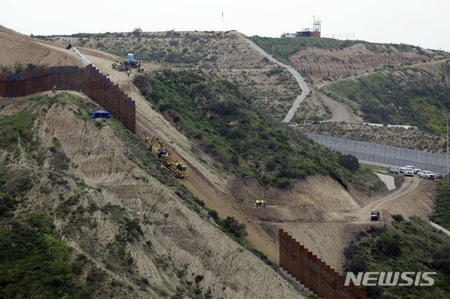 【미 남부 멕시코 국경지대=AP/뉴시스】지난달 11일 미 샌디에이고(오른쪽 윗부분)와 멕시코 티후아나(왼쪽 아랫부분) 사이 국경 지대에 장벽 건설 공사가 이어지고 있다. 2019.04.01