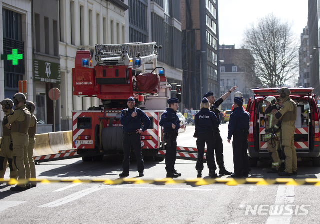 【브뤼셀=AP/뉴시스】19일(현지시간) 벨기에 브뤼셀 소재 유럽연합(EU) 본부 부근 건물에 폭탄이 설치됐다는 경보에 긴급 출동한 경찰이 현장에서 대응하고 있다. 2019.03.19.