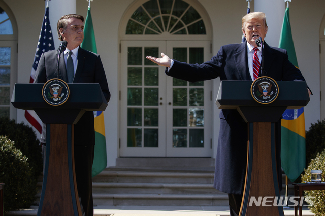 【워싱턴=AP/뉴시스】도널드 트럼프 미국 대통령(오른쪽)이 19일(현지시간) 백악관 로즈가든에서 자이르 보우소나루 브라질 대통령과 공동기자회견을 갖고 있다. 보우소나루 대통령은 우파 포퓰리스트 성향 때문에 '브라질의 트럼프'로 불린다. 2019.03.20.
