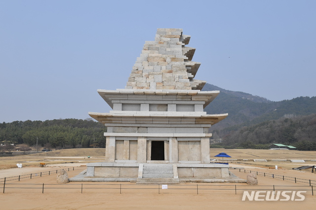 【서울=뉴시스】익산 미륵사지 석탑(남측) 수리 후 