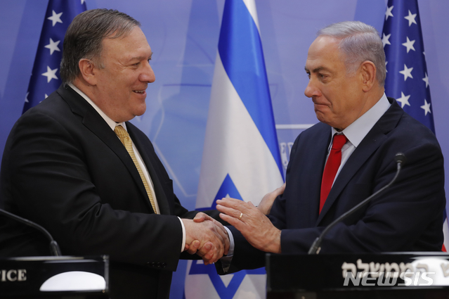 【예루살렘=AP/뉴시스】이스라엘을 방문한 마이크 폼페이오(왼쪽) 미 국무장관이 지난 3월20일(현지시간) 예루살렘에서 베냐민 네타냐후 이스라엘 총리와 회담 후 공동성명을 발표하고 있다. 2019.08.26 