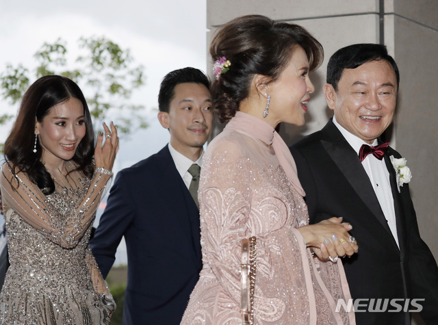 2008년부터 망명중인 태국의탁신 친나왓 전총리가 태국 총선 이틀전인 22일 홍콩에서 딸을 결혼시켰다. 탁신이 왕의 누이인 우보랏 공주와 함께 걷고 뒤에 신랑신부가 따르고 있다.  AP 