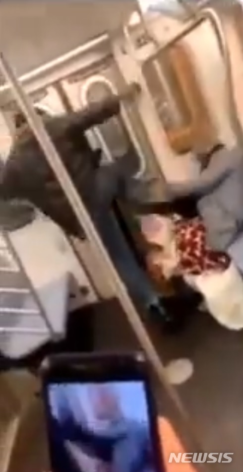 【서울=뉴시스】 뉴욕경찰(NYPD)은 23일(현지시간) 지하철 안에서 70대 여성을 무차별적으로 폭행한 마크 고메스(36)를 체포했다고 밝혔다. 사진은 고메스가 지난 10일 오전 뉴욕 브롱크스를 지나던 지하철 안에서 78세 여성을 발로 걷어차는 장면. 2019.3.24(사진 출처 : 트위터 영상 캡처)
