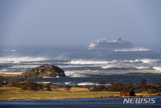 【AP/뉴시스 】노르웨이의 서해안에 있는 후스타드비카 항의 육지에서 건너다 보이는 조난 크루즈선 바이킹 스카이호.    