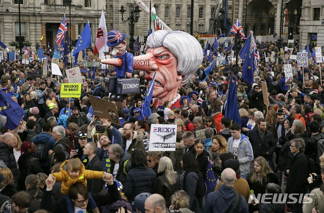【런던=AP/뉴시스】23일(현지시간) 영국 런던에서 수많은 시민들이 브렉시트 반대 시위를 벌이고 있다. 2019.03.24