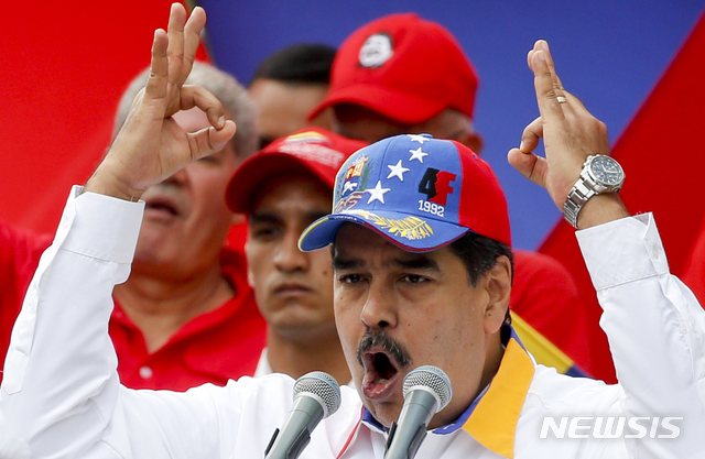 【카라카스=AP/뉴시스】니콜라스 마두로 베네수엘라 대통령이 23일(현지시간) 카라카스에서 열린 평화를 위한 반제국주의 집회에 참석해 연설하고 있다. 마두로 대통령은 과이도 의장이 미국이 동결한 베네수엘라 자금으로 자신을 암살하기 위한 용병을 고용하는 데 사용했다고 비난하며 "사악한 꼭두각시가 나를 죽이려 했지만 이를 사전에 무력화했다"라고 말했다. 베네수엘라 정부는 앞서 체포된 과이도 의장의 비서실장 모레로를 가리켜 이 자금을 이용해 마두로 암살 작전을 추진한 주요 인물이라고 주장했다. 2019.03.24.