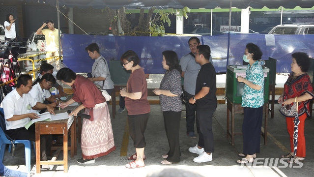【방콕 =AP/뉴시스】태국 방콕에서 24일 유권자들이 총선에 참여하고 있다. 2019.03.24  