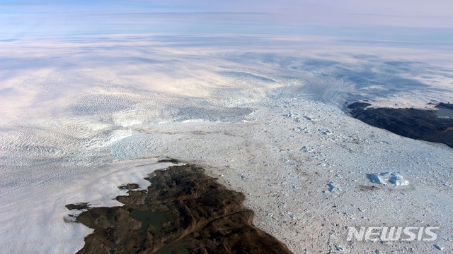 【AP/뉴시스】미항공우주국(NASA)에 제공한 2016년 그린란드 야코브샤벤 빙하의 모습. 도널드 트럼프 미 대통령이 세계 최대 섬인 덴마크 자치령 그린란드섬을 매입하고 싶어한다고 월 스트리트 저널(WSJ)이 15일 보도했다.  2019.8.16