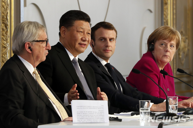 【파리=AP/뉴시스】프랑스를 방문 중인 시진핑(왼쪽 두 번째) 중국 국가 주석이 26일(현지시간) 엘리제궁에서 장클로드 융커 EU 집행위원장(왼쪽부터), 에마뉘엘 마크롱 프랑스 대통령, 앙겔라 메르켈 독일 총리와 공동기자회견을 하고 있다. 2019.03.26. 