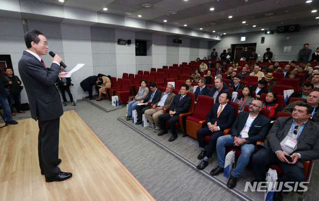 【전주=뉴시스】김민수 기자 = 송하진 전북도지사는 27일 부안 새만금 홍보관에서 2019 세계기자대회 참가 43개국 60여명의 기자단의 새만금 방문 환영행사를 갖고 새만금 중심 전북의 웅비에 관심을 가져달라고 당부했다. photo@newsis.com