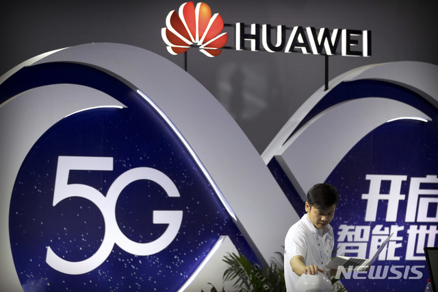 【베이징=AP/뉴시스】 2018년 9월 26일 베이징에서 화웨이 직원이 5G 무선 기술을 시연해보고 있는 모습. 2019.07.14.