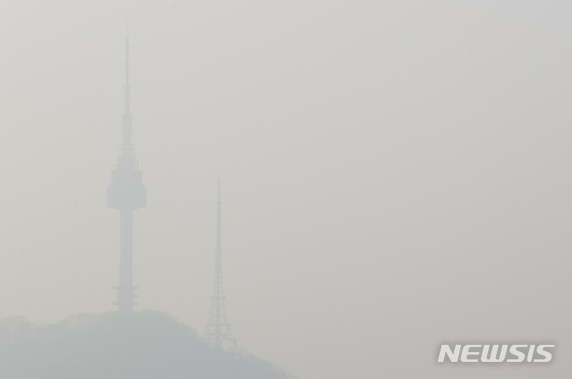 【서울=뉴시스】고승민 기자 = 전국이 대체로 미세먼지, 초미세먼지 '나쁨' 수준을 보인 28일 오전 서울 도심 대기가 뿌옇다. 2019.03.28.kkssmm99@newsis.com