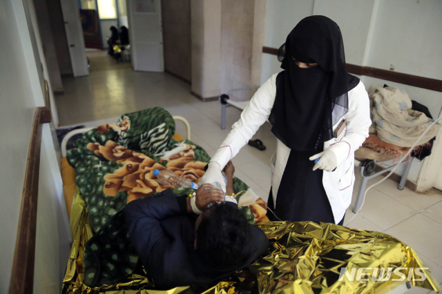 【사나(예멘)=AP/뉴시스】지난달 28일(현지시간) 예멘 수도 사나의 한 병원에서 콜레라에 걸린 것으로 보이는 한 남성이 치료를 받고 있다. 2019.04.19.