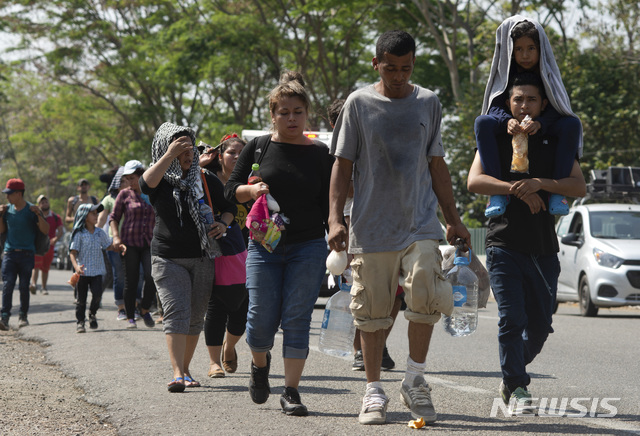 【타파출라=AP/뉴시스】미국 망명을 희망하는 중앙아메리카 출신 이주민들이 지난달 28일 멕시코 타파출라 도로를 걷고 있다. 2019.04.02.
