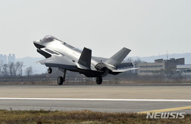 【서울=뉴시스】김진아 기자 = 대한민국 공군 최초의 스텔스전투기 F-35A가 29일 오후 공군 청주기지에 착륙하고 있다. 2019.03.29. (사진=방위사업청 제공) photo@newsis.com