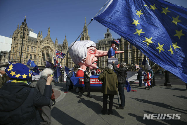 【런던 = AP/뉴시스】4월 1일(현지시간) 런던 시내 국회의사당 앞에서 브렉시트(영국의 유럽연합 탈퇴) 시위대가 테리사 메이 총리의 인형을 끌고 다니며 시위를 벌이고 있다. 2019.05.22.