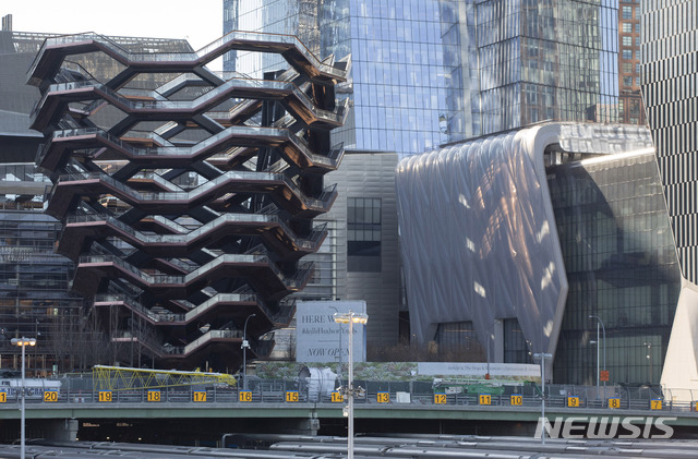 【뉴욕 = AP/뉴시스 】뉴욕의 허드슨 야드 아트 센터에 새로 추가된 '셰드' 공연장 건축물(왼쪽). 이 예술센터는 5일부터 일반에게 공개된다. 