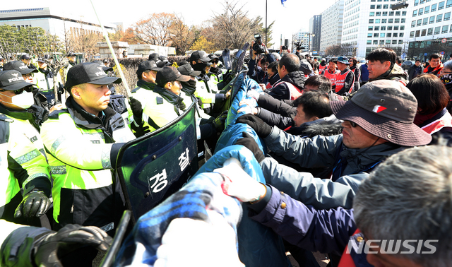 【서울=뉴시스】김병문 수습기자 = 민주노총이 지난 3일 오전 서울 여의도 국회 정문에서 열린 '노동법 개정 정지 2차 총력투쟁'에서 국회 진입을 위해 담장을 허물고 있다. 2019.04.03. dadazon@newsis.com