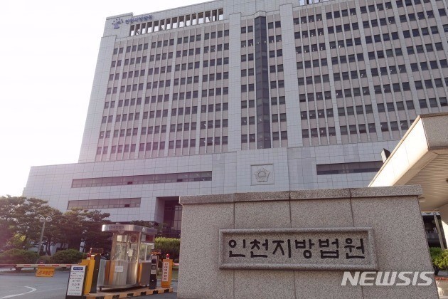 '성매매 업소 운영' 경찰 간부 징역 3년