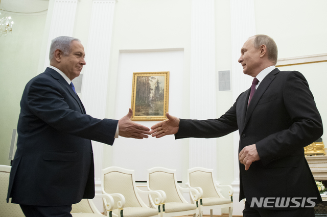 【모스크바=AP/뉴시스】베냐민 네타냐후(왼쪽) 이스라엘 총리가 지난4월4일(현지시간) 모스크바 대통령 궁에서 블라디미르 푸틴 러시아 대통령을 만나 악수하고 있다. 2019.09.12