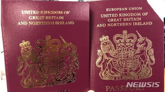 【서울=뉴시스】영국이 브렉시트 연기에도 불구하고 유럽연합(European Union)이라는 표기가 삭제되고 된 새 여권을 발급했다고 영국 BBC 방송이 5일(현지시간) 보도했다. EU 표기가 빠진 새 여권(왼쪽)과 EU 표기가 들어 있는 옛 여권 모습. <사진 출처 : BBC> 2019.4.6
