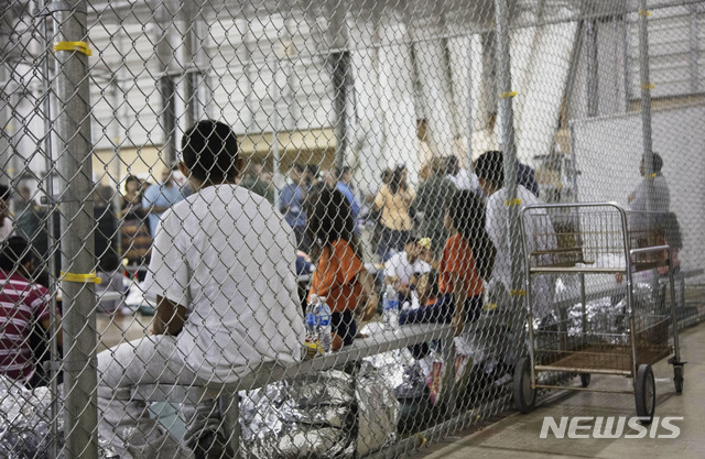 【매캘런=AP/뉴시스】지난해 6월17일(현지시간) 미국 텍사스주 매캘런의 구금 시설에 불법 이민자들이 모여있다. 사진은 미 세관과 국경순찰대가 제공. 2019.05.23.