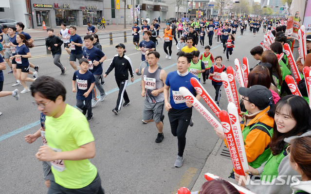 【대구=뉴시스】2019대구국제마라톤대회가 열린지난해 4월 7일 오전 대구 중구 동인동 국채보상운동 기념공원에서 마스터즈 10km 종목에 출전한 선수들이 마라톤 코스를 힘차게 달리고 있는 모습이다. 2020.02.12. photo@newsis.com