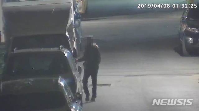【울산=뉴시스】안정섭 기자 = 심야에 주차된 차량에서 금품을 훔치려던 40대 남성이 구청 CCTV에 포착된 모습. 2019.04.08. (사진=울산 중구 제공)photo@newsis.com <자료 사진으로 기사 내용과 직접적인 관련이 없습니다>