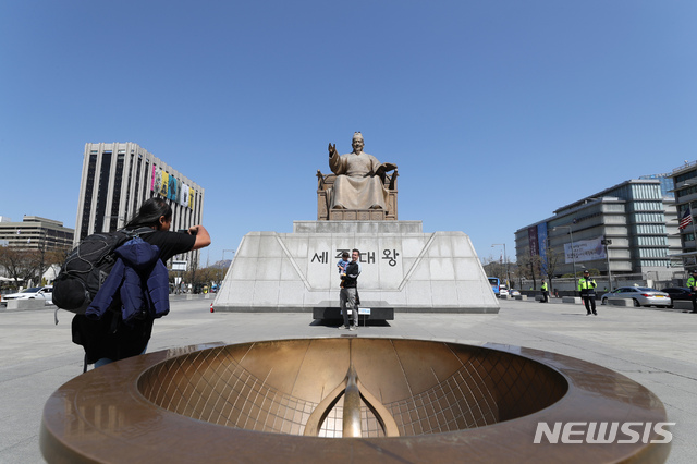 【서울=뉴시스】이윤청 수습기자 = 전국이 대체로 맑은 날씨를 보인 지난 8일 서울 광화문광장에서 외국인 관광객들이 세종대왕 동상 앞에서 기념촬영을 하고 있다. 2019.04.08. radiohead@newsis.com