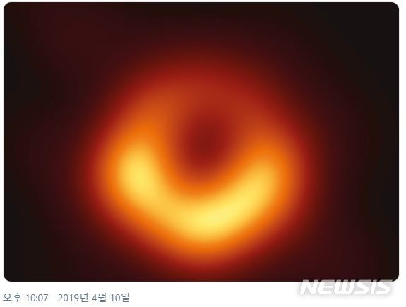  【서울=뉴시스】 인류역사상 최초의 블랙홀 모습을 담은 사진이 공개됐다. 이벤트 호라이즌 망원경(EHT) 프로젝트팀은 10일(현지시간) 벨기에 브뤼셀에서 연구결과를 발표했다. 사진은 연구팀이 발표한 블랙홀 주변의 사진으로 트위터 화면을 캡쳐한 것이다. 2019.04.10 