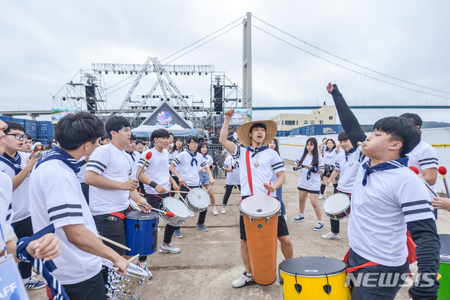 【울산=뉴시스】안정섭 기자 = 울산 남구 고래문화재단은 오는 14일 오후 장생포 고래문화특구 일원에서 올해 고래학교 신입생 입학식을 개최한다. 사진은 지난해 울산고래축제에서 공연을 펼치고 있는 고래학교 학생들. 2019.04.11. (사진=울산 남구 제공)photo@newsis.com