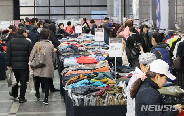 【서울=뉴시스】서울의 한 대형백화점에서 고객들이 옷을 보고 있다. (사진= 뉴시스 DB)