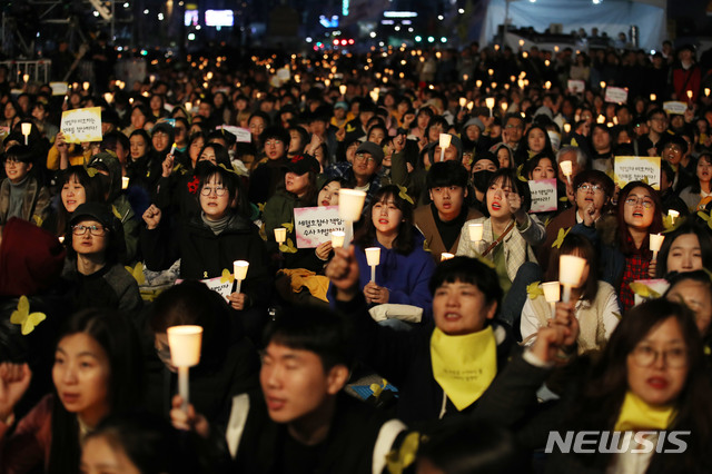 【서울=뉴시스】김진아 기자 =  세월호 참사 5주기를 사흘 앞둔 지난 13일 서울 종로구 광화문 광장에서 열린 세월호 참사 5주기 기억문화제 '기억, 오늘에 내일을 묻다'에서 참석자들이 촛불을 들고 있다. 2019.04.13.  bluesoda@newsis.com