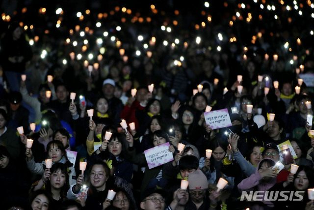 【서울=뉴시스】김진아 기자 =  세월호 참사 5주기를 사흘 앞둔 지난 13일 서울 종로구 광화문 광장에서 열린 세월호 참사 5주기 기억문화제 '기억, 오늘에 내일을 묻다'에서 참석자들이 촛불을 들고 있다. 2019.04.13.  bluesoda@newsis.com