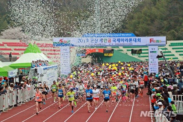 【군산=뉴시스】고석중 기자 = 14일 전북 군산월명종합경기장에서 '2019 군산새만금국제마라톤대회' 단축(10㎞) 코스 참가자들이 출발하고 있다. 2019.04.14.k9900@newsis.com