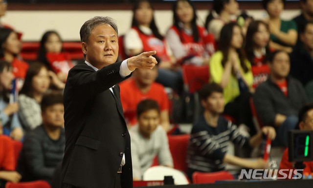 【울산=뉴시스】 고범준 기자 = 15일 오후 울산 중구 동천체육관에서 열린 2018~2019 SKT 5GX 프로농구 챔피언결정전(7전4선승제) 2차전 울산 현대모비스 피버스와 인천 전자랜드 엘리펀츠의 경기, 울산 유재학 감독이 심판 판정에 어필하고 있다. 2019.04.15. bjko@newsis.com