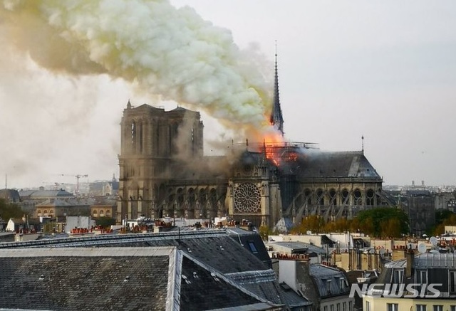【로스앤젤레스=뉴시스】 프랑스 파리의 명소 중 한 곳인 노트르담 대성당에서 15일 오후(현지시간) 큰 화재가 발생했다. <사진출처=SettembriniG 트위처 캡처> 2019.04.15 