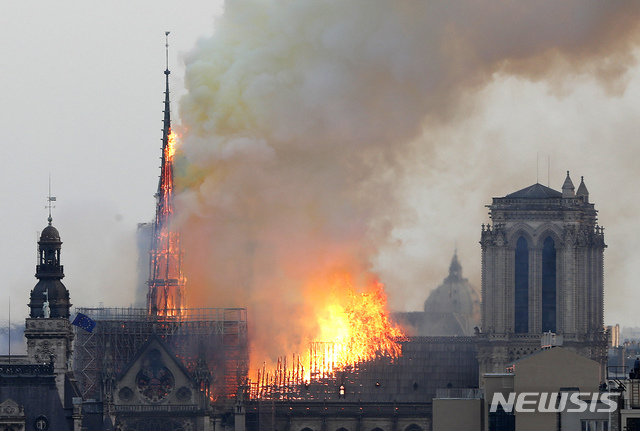 【파리=AP/뉴시스】 프랑스 파리의 명소 중 한 곳인 노트르담 대성당에서 15일 오후(현지시간) 큰 화재가 발생했다. 성당의 첨답은 붕괴됐고, 성당지붕도 전소됐다. 2019.04.15
