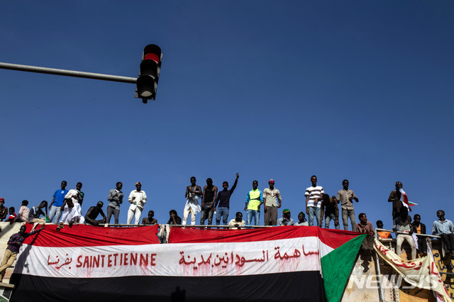 【카르툼(수단)=AP/뉴시스】지난 15일(현지시간) 수단 수도 카르툼의 육군본부 인근에서 시민들이 시위를 이어가고 있다. 시위대는 지난 주말 야당 지도자들과의 회담 이후 군부가 일부 정치범을 석방한 '긍정적 조치'에 환영의 입장을 밝혔다. 군부는 "군이 시위대를 강제로 진압하지 않을 것"이라면서 "시위대가 일상으로 돌아가고 승인받지 않은 시위 장애물 설치 등을 중단해야 한다"고 요구했다. 2019.04.16.