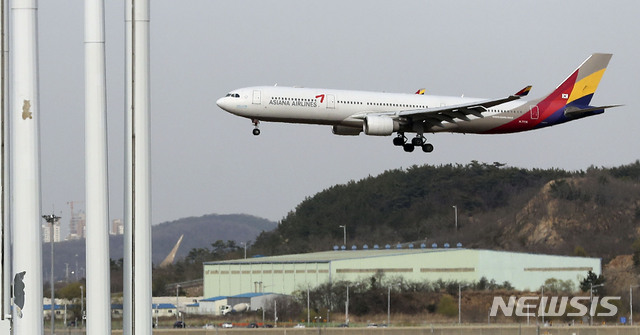 【인천공항=뉴시스】최진석 기자 = 금호아시아나그룹이 아시아나 항공 매각과 관련 에어부산·에어서울 등 자회사들이 아시아나 항공과 함께 '통매각'될 것으로 전망되고 있는 16일 오후 인천국제공항에 아시아나 항공 여객기가 착륙하고 있다. 2019.04.16.myjs@newsis.com