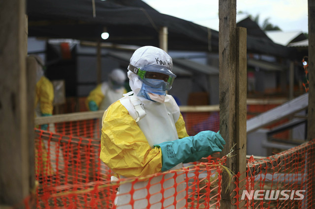 【베니(콩고)=AP/뉴시스】콩고 동부 베니의 한 에볼라 치료센터에서 지난 4월16일 한 의료 종사자가 방역 활동을 하고 있다. 콩고에서 3일 발표될 최신 사망자 집계에서 에볼라로 인한 사망자 수가 1000명을 돌파할 것이 확실시된다고 세계보건기구(WHO)가 3일 밝혔다. 2019.5.3