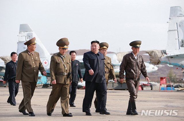 【서울=뉴시스】북한 노동신문은 김정은 국무위원장이 지난 16일 조선인민군 항공 및 반항공군 제1017군부대 전투비행사들의 비행훈련을 지도했다고 17일 보도했다. 2019.04.17. (출처=노동신문) photo@newsis.com