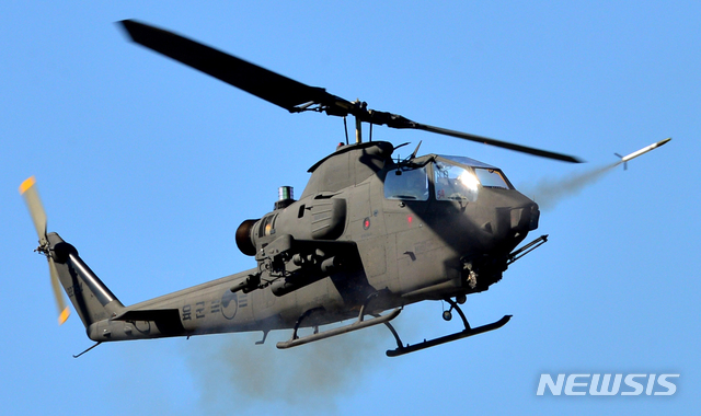 【서울=뉴시스】 육군은 작년 8월말 주회전날개가 동체에서 떨어져 나가면서 불시착하는 사고로 운항이 중단된 코브라(AH-1S) 공격헬기의 운항을 7개월여 만에 재개한다고 18일 밝혔다. (뉴시스DB)