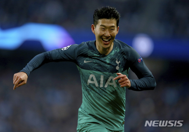 Tottenham&#039;s Son Heung-Min celebrates scoring during the Champions League quarterfinal, second leg, soccer match between Manchester City and Tottenham Hotspur at the Etihad Stadium in Manchester, England, Wednesday, April 17, 2019. (AP Photo/Dave Thompson)