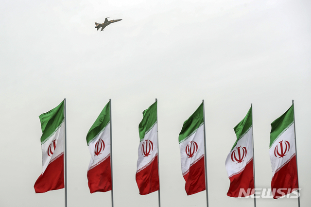 【AP/뉴시스】이란 해운항만청(PMO)는 미국의 이란산 원유 수입 제재에도 원유 제품의 하역과 수출이 계속되고 있다고 19일(현지시간) 밝혔다. 사진은 지난달 18일 이란 테헤란에서 열린 국군의날 기념 열병식에서 이란산 전투기가 비행하는 모습. 2019.05.03.